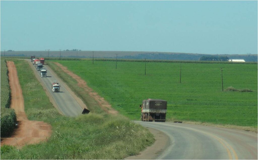 Caminhões transitando pela BR-364, no trecho Rondonópolis-Alto Araguaia, Mato Grosso - Brasil