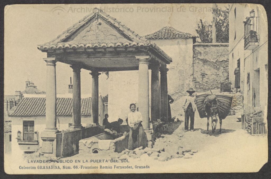 Lavadero público de la Puerta del Sol, h. 1900. Francisco Román Fernández. Fuente: Archivo Histórico Provincial de Granada. Fondo fotográfico / Signatura: Po-0046.