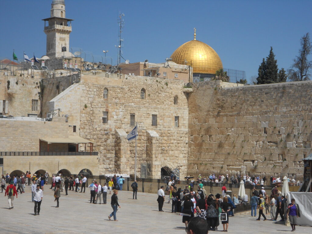 Cultos y lugares de culto: Muro de las Lamentaciones y Cupula de la Roca en Jerusalém (foto: Angelo Turco, marzo de 2014)