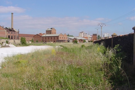 La vieja fábrica de azúcar Santa Elvira de León está siendo adaptada a usos de palacio de congresos en un contexto de transformación radical del barrio ferroviario en el que se localiza. Foto de la autora.