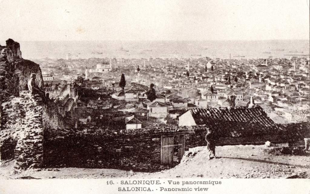  Vista de Tesalónica desde las murallas superiores antes de la ocupación griega de 1912. Al fondo, el puerto. Se aprecian algunos minaretes de la treintena de mezquitas existentes en la ciudad. Carta postal adquirida por el autor.