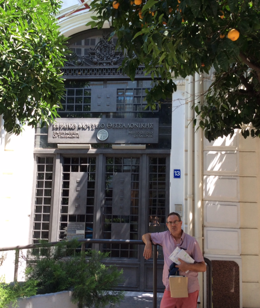 El autor en la puerta del Museo Judío de Tesalónica (Agiou Mina, 13). Agosto 2015. Fotografía de Francisca Guerola.