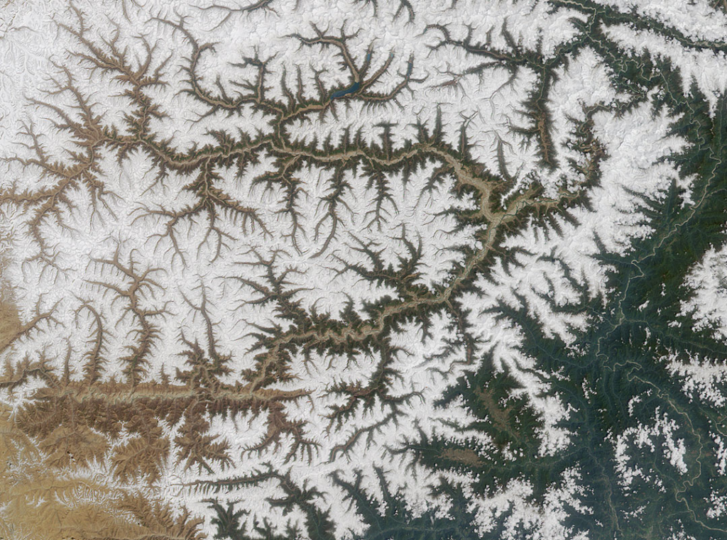Formas fractales de la red fluvial de la cuenca del río Yarlung Tsangpo, este del Tibet. Fuente: NASA.