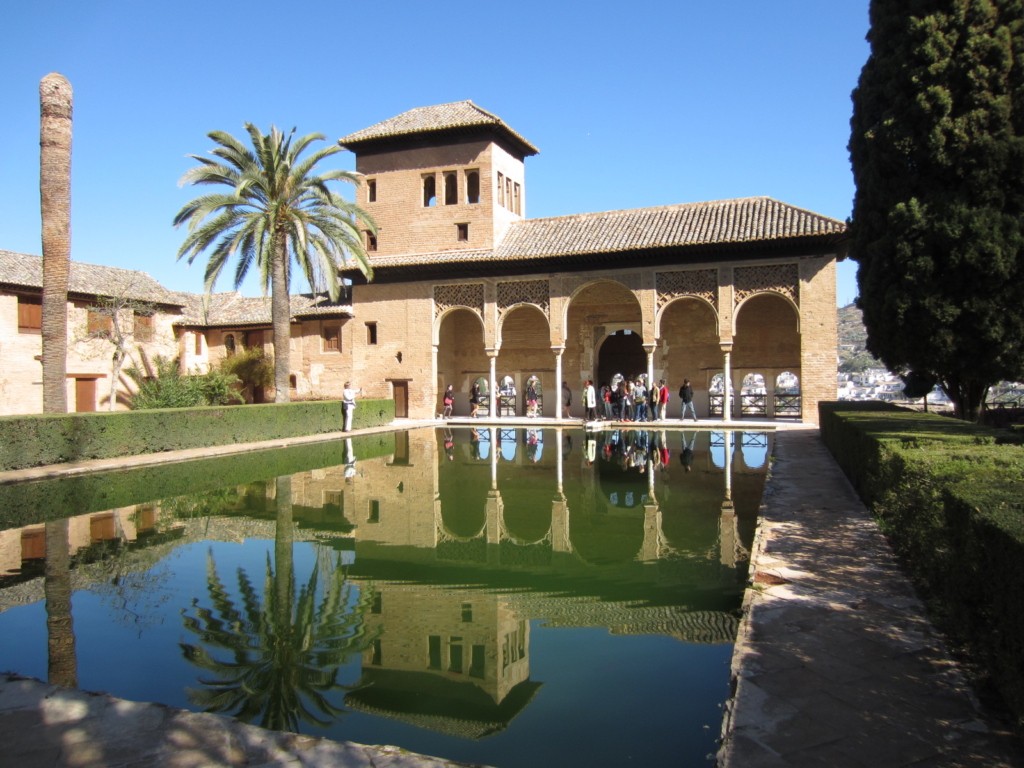 El Generalife, incluido como Bien cultural en la categoría de Monumento, junto con la Alhambra en la lista del Patrimonio Mundial en 1984 (Granada, España).